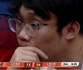 九游-丁彦雨航现身高速大球场，山东男篮半场惨败26分，邱彪引援真离谱